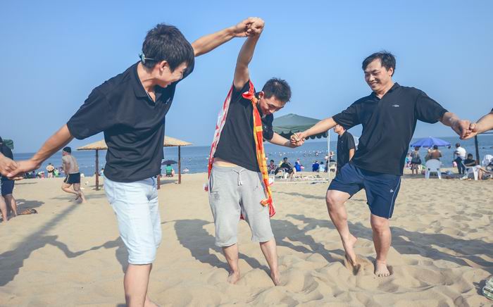 北戴河拓展训练，北戴河拓展培训，北戴河团建二日游，北戴河海边沙滩拓展团建活动