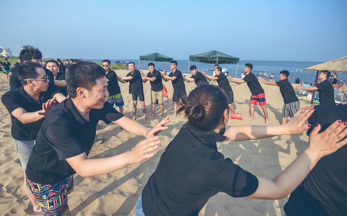 北戴河拓展训练，北戴河拓展培训，北戴河团建二日游，北戴河海边沙滩拓展团建活动
