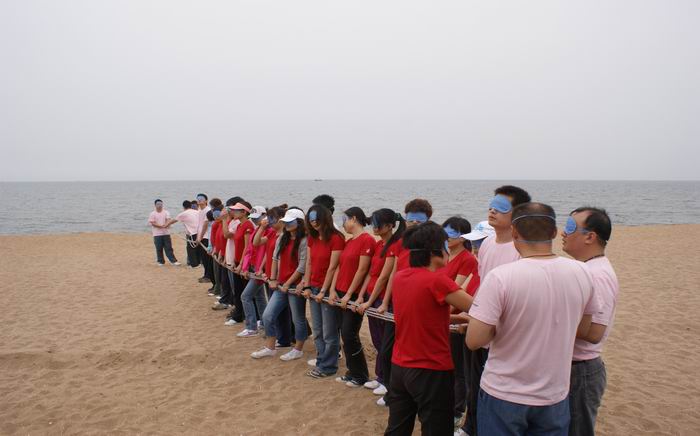 北戴河拓展训练，北戴河拓展培训，北戴河团建二日游，北戴河海边沙滩拓展团建活动